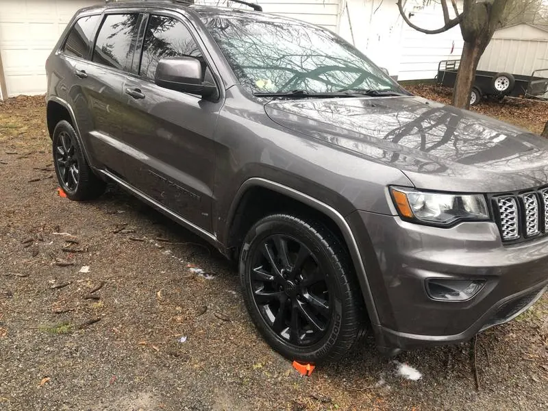 Mobile car detailing in Dilworth and South End, Charlotte, NC: Gray Jeep Grand Cherokee with black wheels after an exterior wash